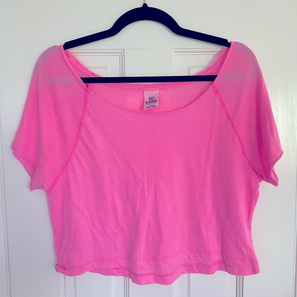 VS pink cropped tee